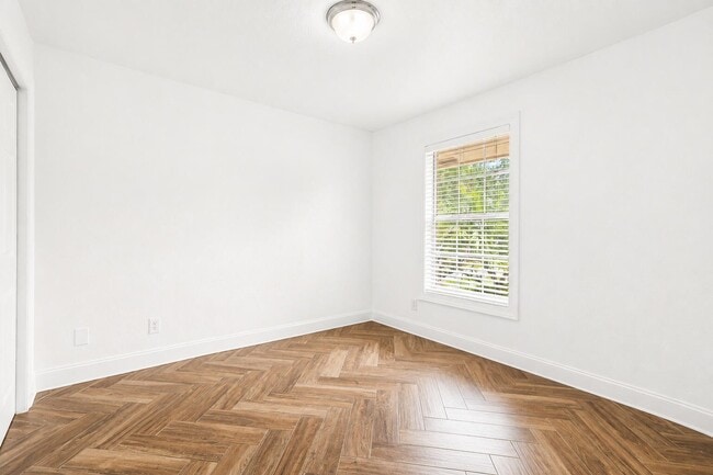 Building Photo - 350 SW 8th St