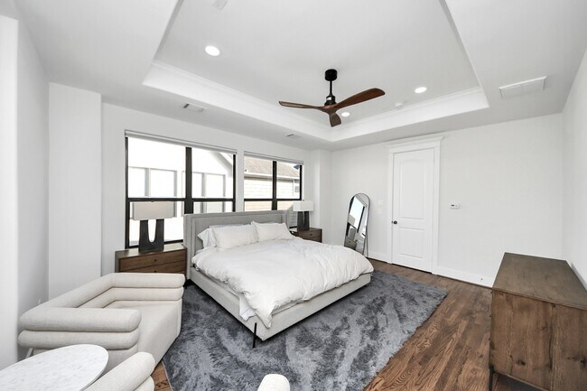 Building Photo - 916 W 20th St