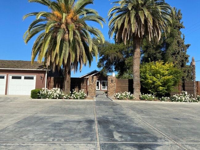 Building Photo - Lovely Country Charm with Swimming Pool