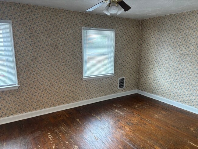 Building Photo - House for rent in York City!