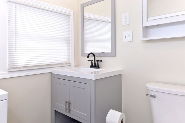 Building Photo - 606 Yorktown Rd