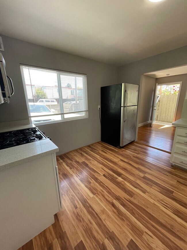 Building Photo - 2 Bedroom/1 Bath Upper Unit