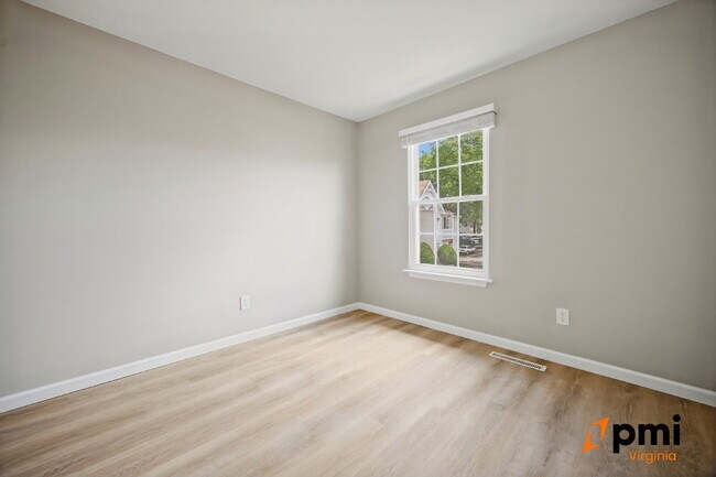 Building Photo - 2 Bed 2.5 Bath renovated townhome Virginia Beach