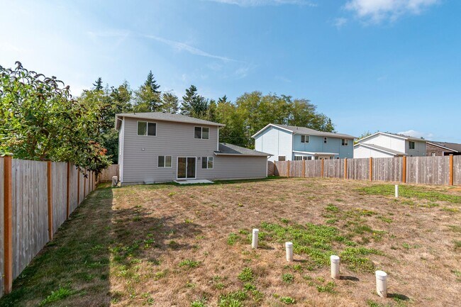 Building Photo - Stylish 3-Bedroom Home with Fenced Yard