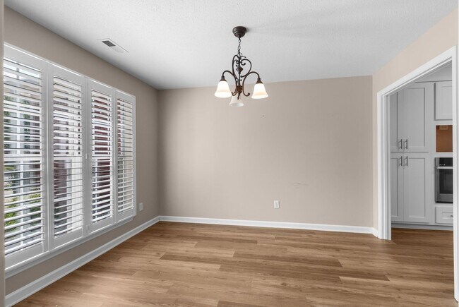 Building Photo - Great Location in the Heart of Madison!