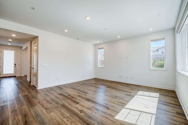 Building Photo - Luxury Living at The Farm