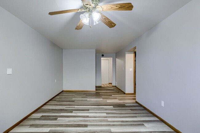 Building Photo - Conveniently Located 3 Bedroom Bellevue Home!!