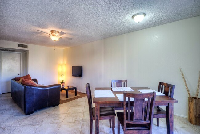 Building Photo - Unit Available in Tempe!