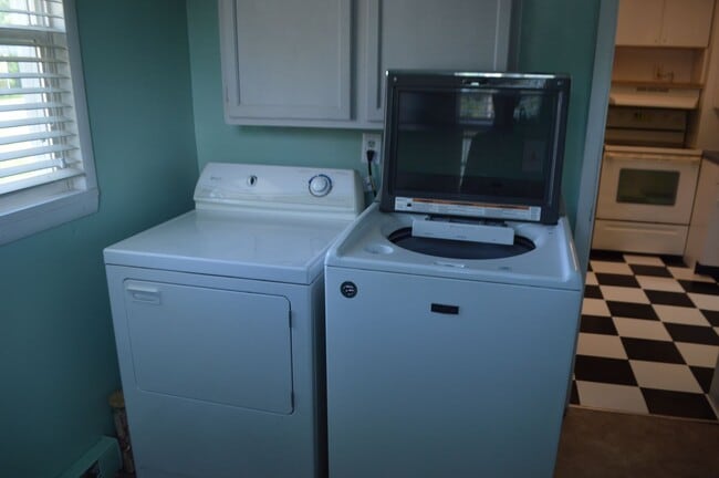 Building Photo - FOR RENT: 2 Bedroom house