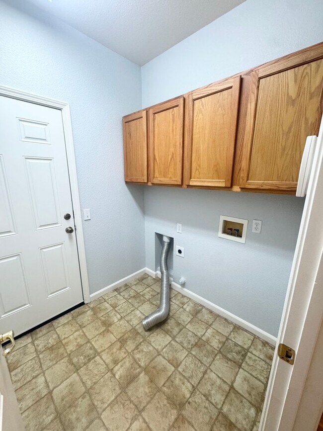 Building Photo - THREE BEDROOM TWO BATH SINGLE STORY HOME SEE VIDEO