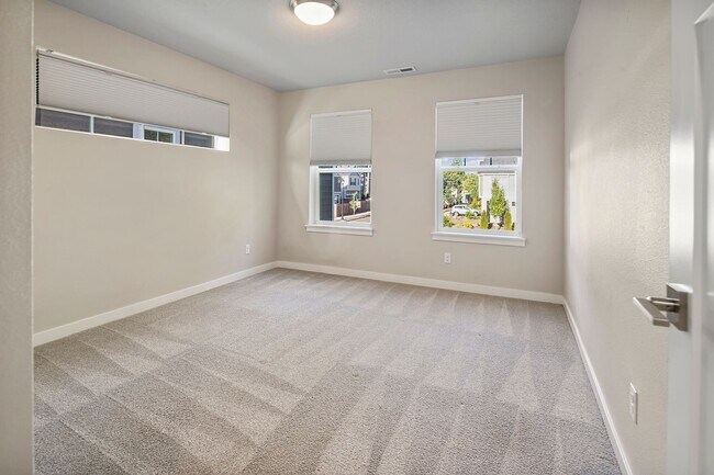 Building Photo - Stunning 3BD/3BATH Home in the Heart of Hi...