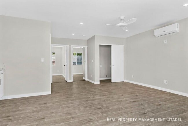 Building Photo - 940 E Anahurst Pl