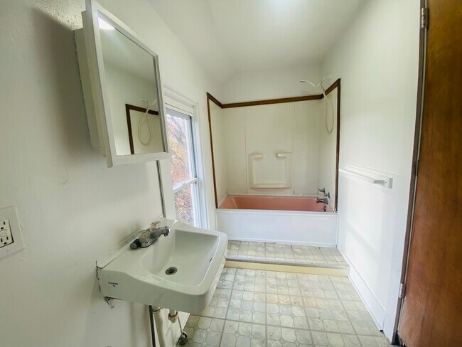 Building Photo - 1246 Edison Ave