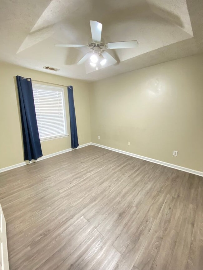 Building Photo - Comfort Meets Convenience in This 2 Bed, 2 Bath