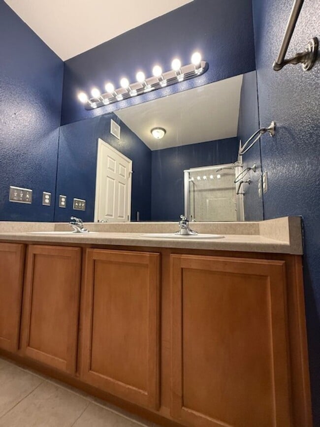 Building Photo - 3 Bed End Unit Townhome near Old Town Arvada