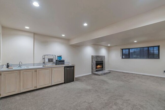 Building Photo - Awesome 4 Bedroom Home in Orem w 2 car garage