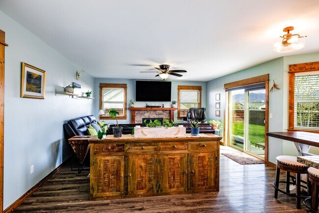 Building Photo - Move in today and receive the rest of Augu...