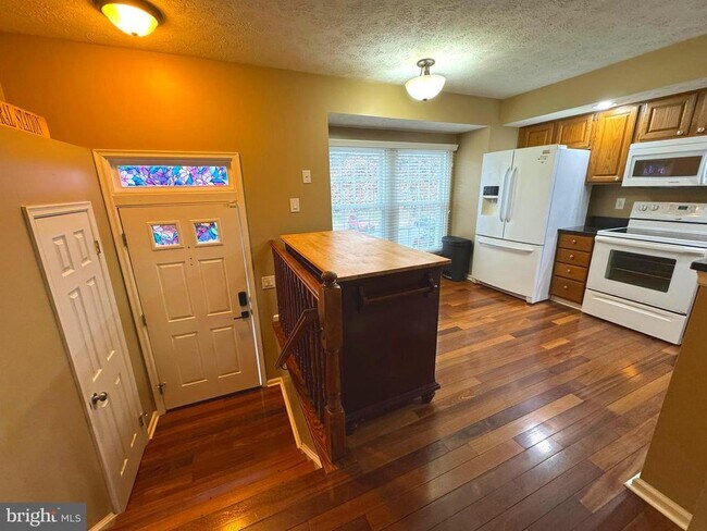 Primary Photo - 2108 Commodore Ct