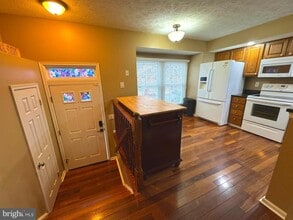 Building Photo - 2108 Commodore Ct