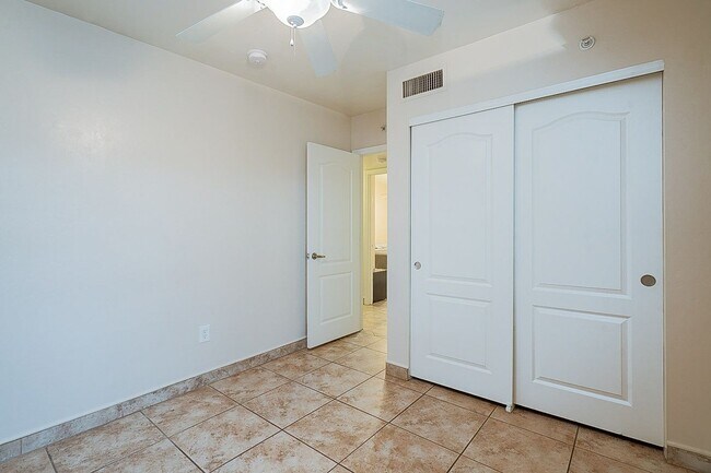 Building Photo - 928 E 6th St