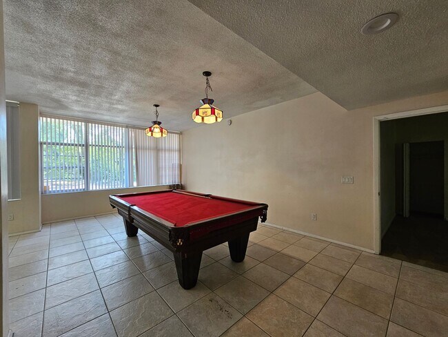 Building Photo - 6 Bedroom/3 Bath home in Black Acres
