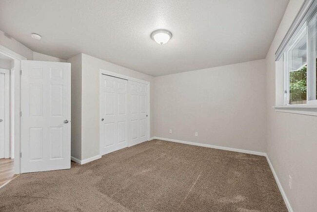 Building Photo - Renovated Tacoma Home with A/C, Huge Den, Bonus Office & Fully Fenced Yard!