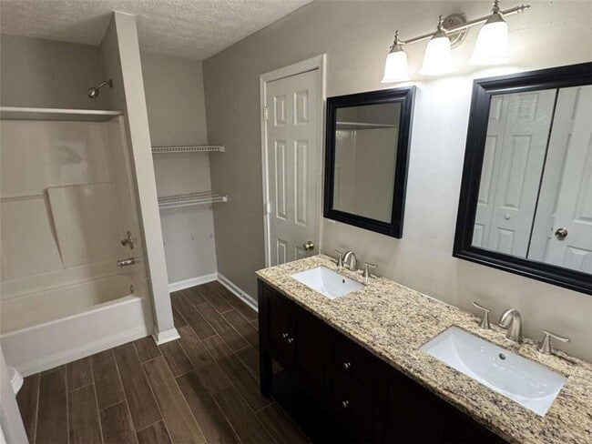 Building Photo - 3047 Regal Park Ct