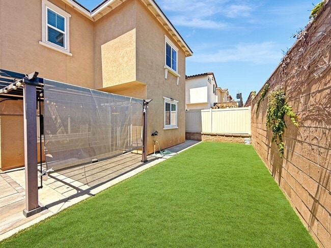Building Photo - Beautiful 3B/2.5BA Home w/ Turf Backyard!