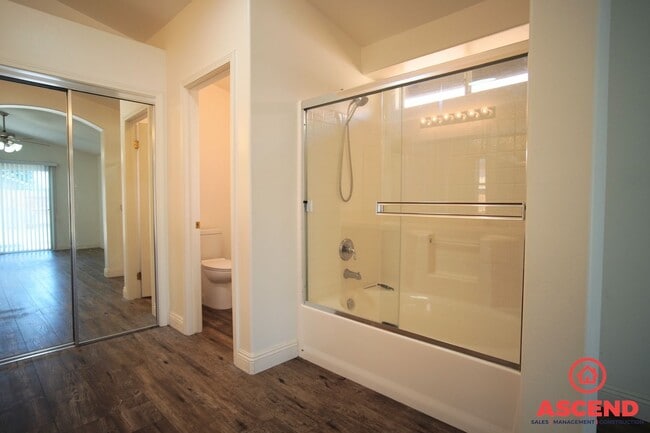 Building Photo - Charming Home in Campus Park!