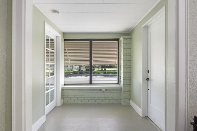Building Photo - FLEXIBLE LEASE OPTIONS. CHARMING RENOVATED TWO BEDROOM TWO BATHROOM BUNGALOW JUST MINUTES TO DOWN...