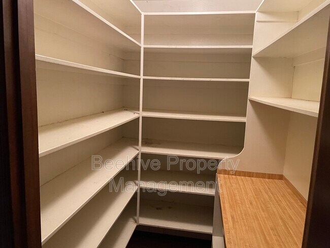 Building Photo - 1420 N Center St