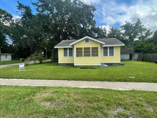 Primary Photo - Spacious 2 bedroom, 1 bathroom home Availa...