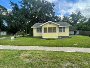 Building Photo - Spacious 2 bedroom, 1 bathroom home Availa...