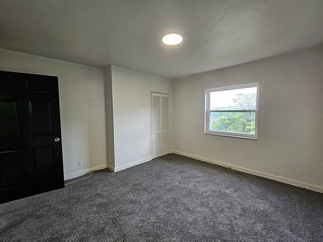Building Photo - Newly updated 3 bedroom 2 bathroom home in...