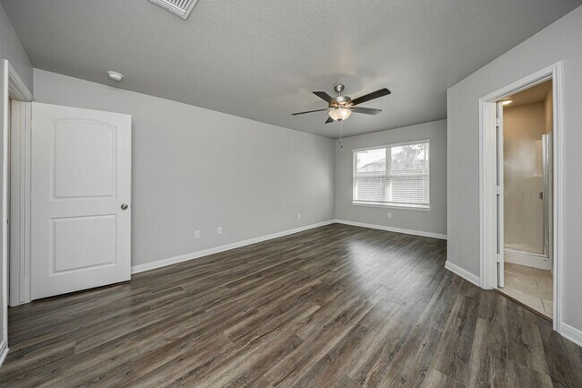 Building Photo - Your perfect escape from the hustle and bustle!