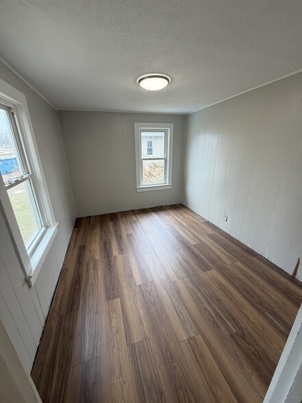 Building Photo - 913 Farnsworth Rd