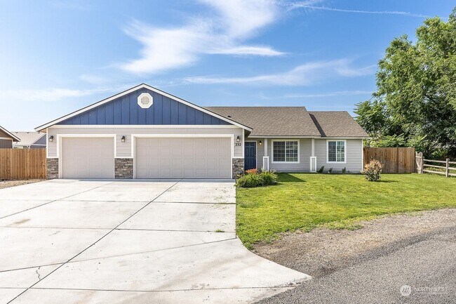 Primary Photo - 332 E 15th Pl