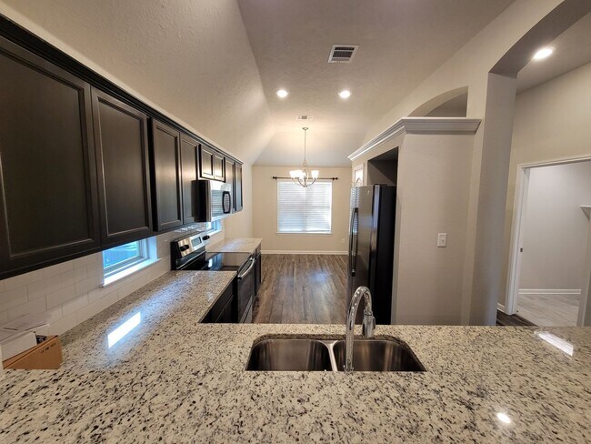 Building Photo - Bryan - 3 bedroom / 2 bath / 2 car garage house with fenced in back yard.