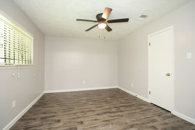 Building Photo - 3 bedroom 1.5 bathroom now available.