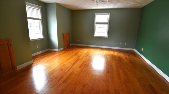 Building Photo - 65 Elm St