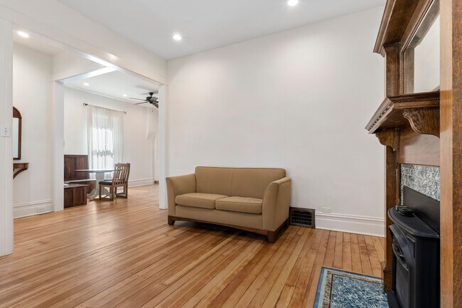 Building Photo - 1124 E