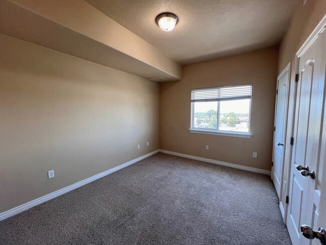 Building Photo - Beautiful Condo in Millcreek!