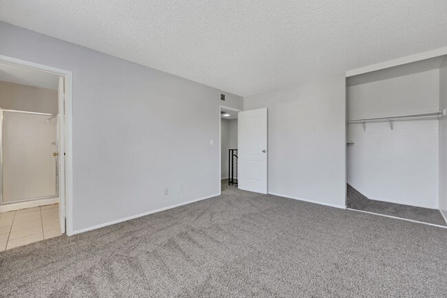 Building Photo - 1520 Hialeah Dr