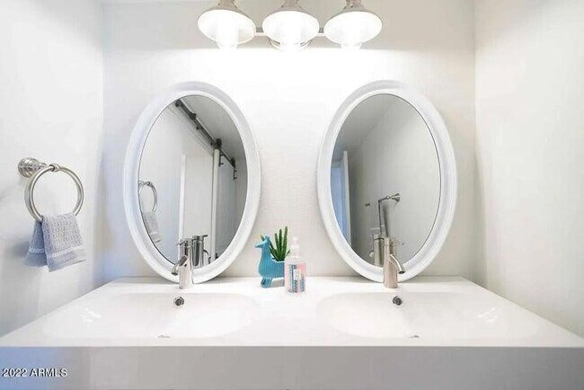 Building Photo - 334 W Medlock Dr