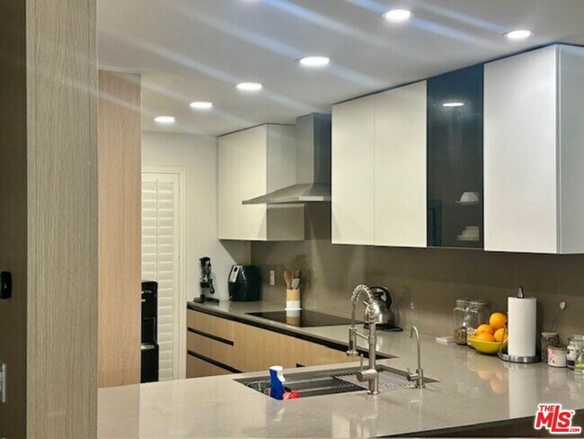 Building Photo - 7217 Marina Pacifica Dr S