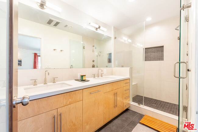 Building Photo - 16811 Escalon Dr