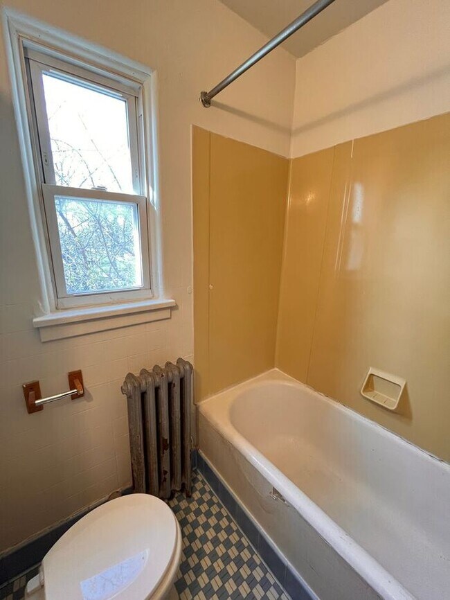 Building Photo - Cozy 1-Bedroom Apartment - Prime Location ...