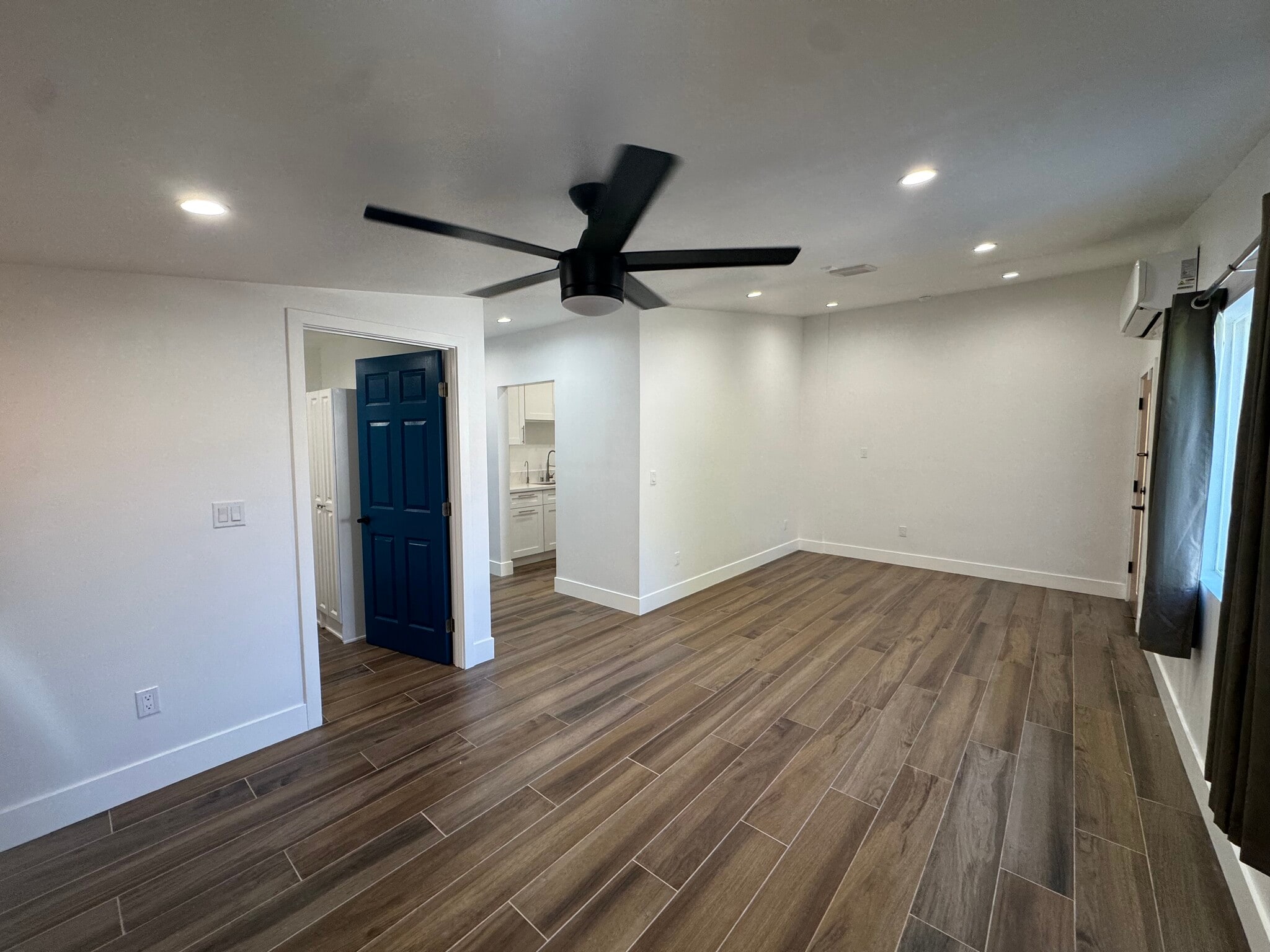 Building Photo - 6439 1/2 Graves Ave