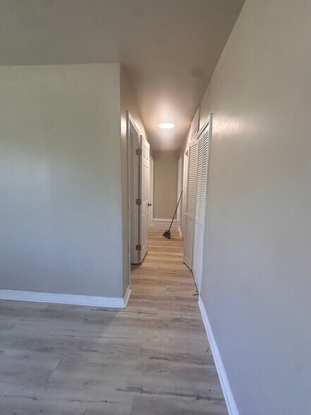 Building Photo - 4200 Narcissus Dr