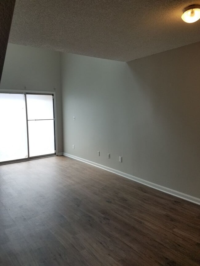 Building Photo - Cozy Townhome in Newport News